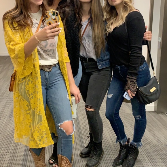 Yellow Lace Duster - Picture 7 of 7